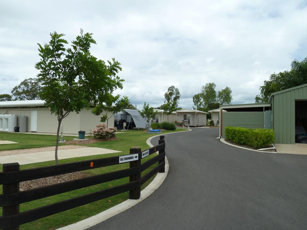 Chinchilla Tourist Park Hotel Bagian luar foto